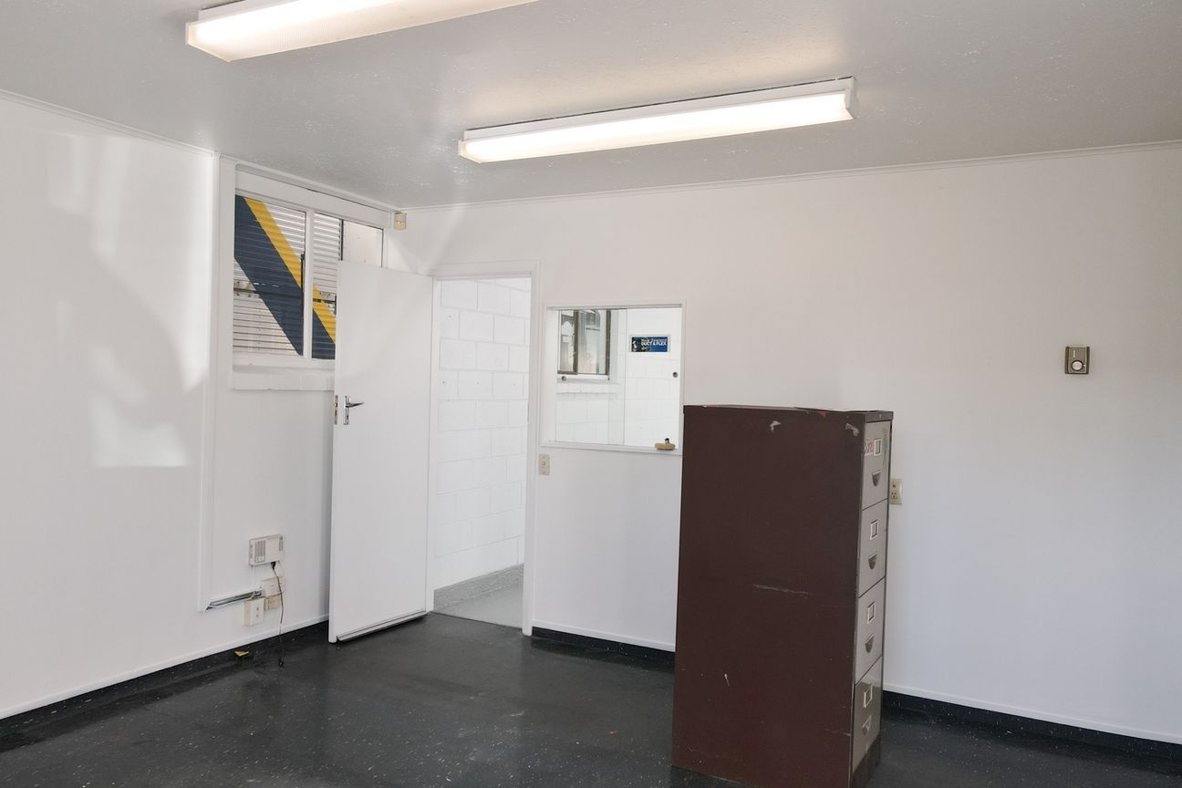Functional Industrial Workshop with Offices – další