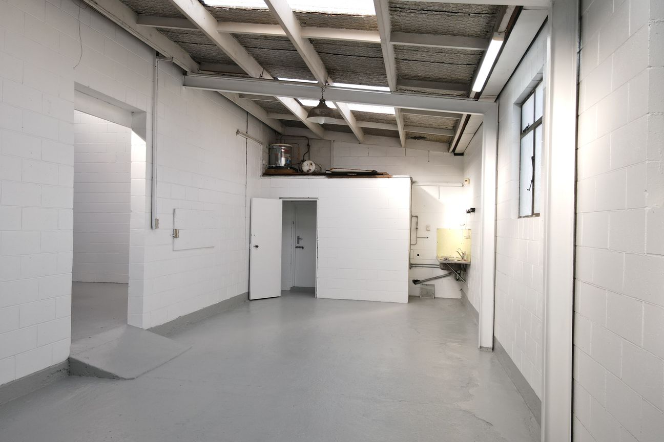 Functional Industrial Workshop with Offices – pohled 6