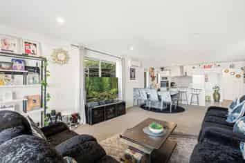 10 Stable Way, Brookfield