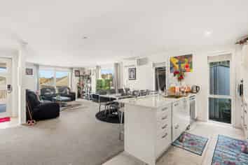 10 Stable Way, Brookfield