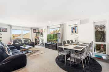 10 Stable Way, Brookfield