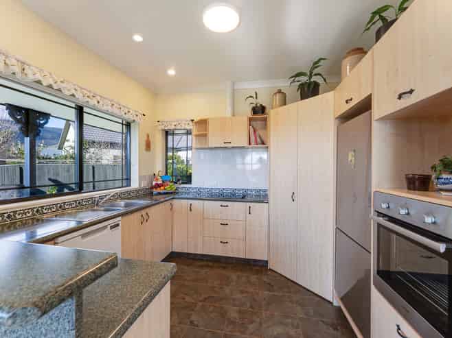 16B Kingsford Drive, STOKE