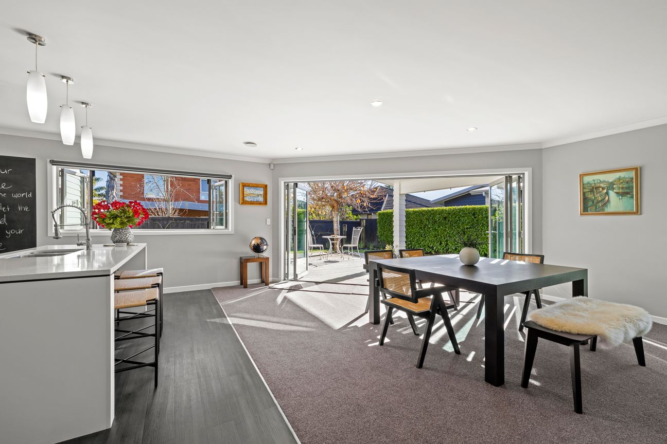 Spacious Family Living in a Sought-After Location - Widok 2