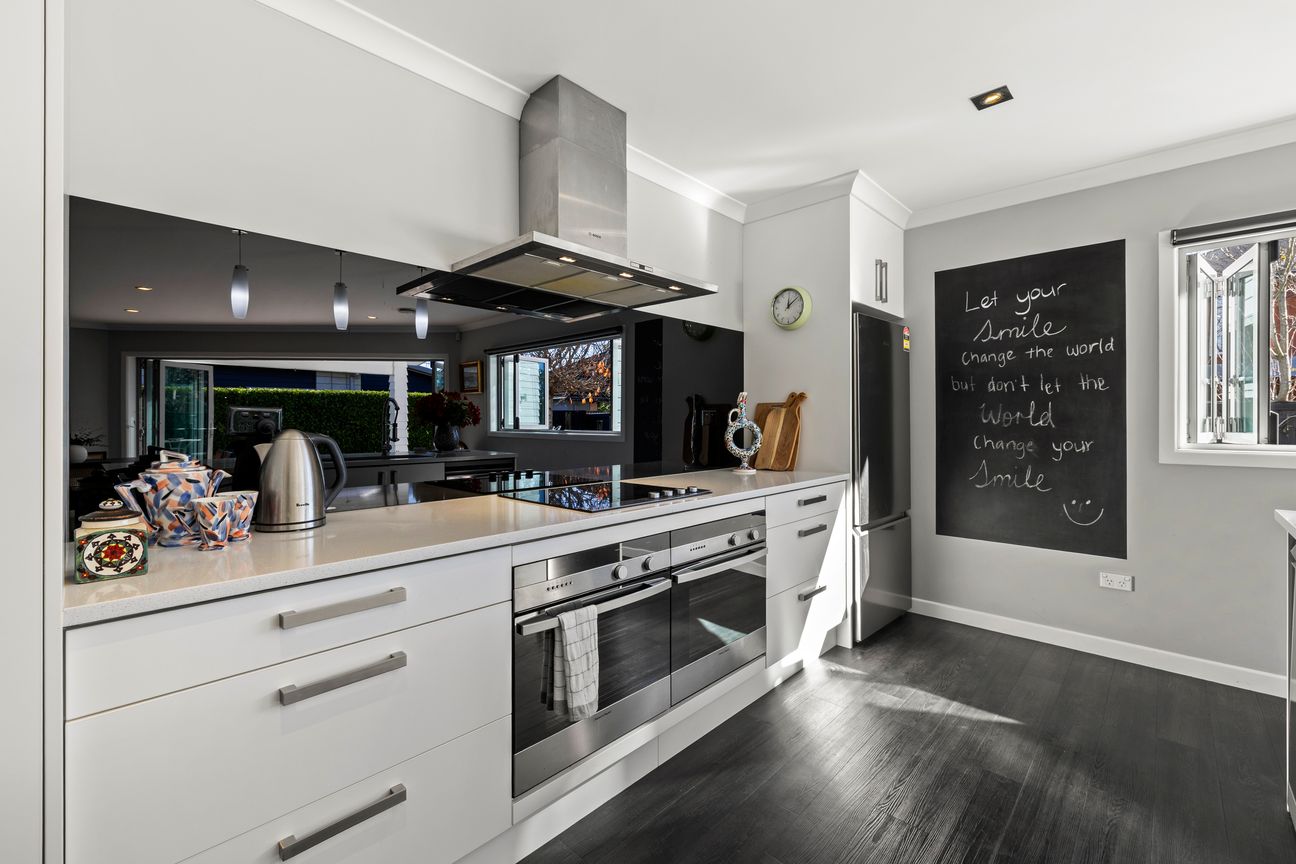 Spacious Family Living in a Sought-After Location - Więcej