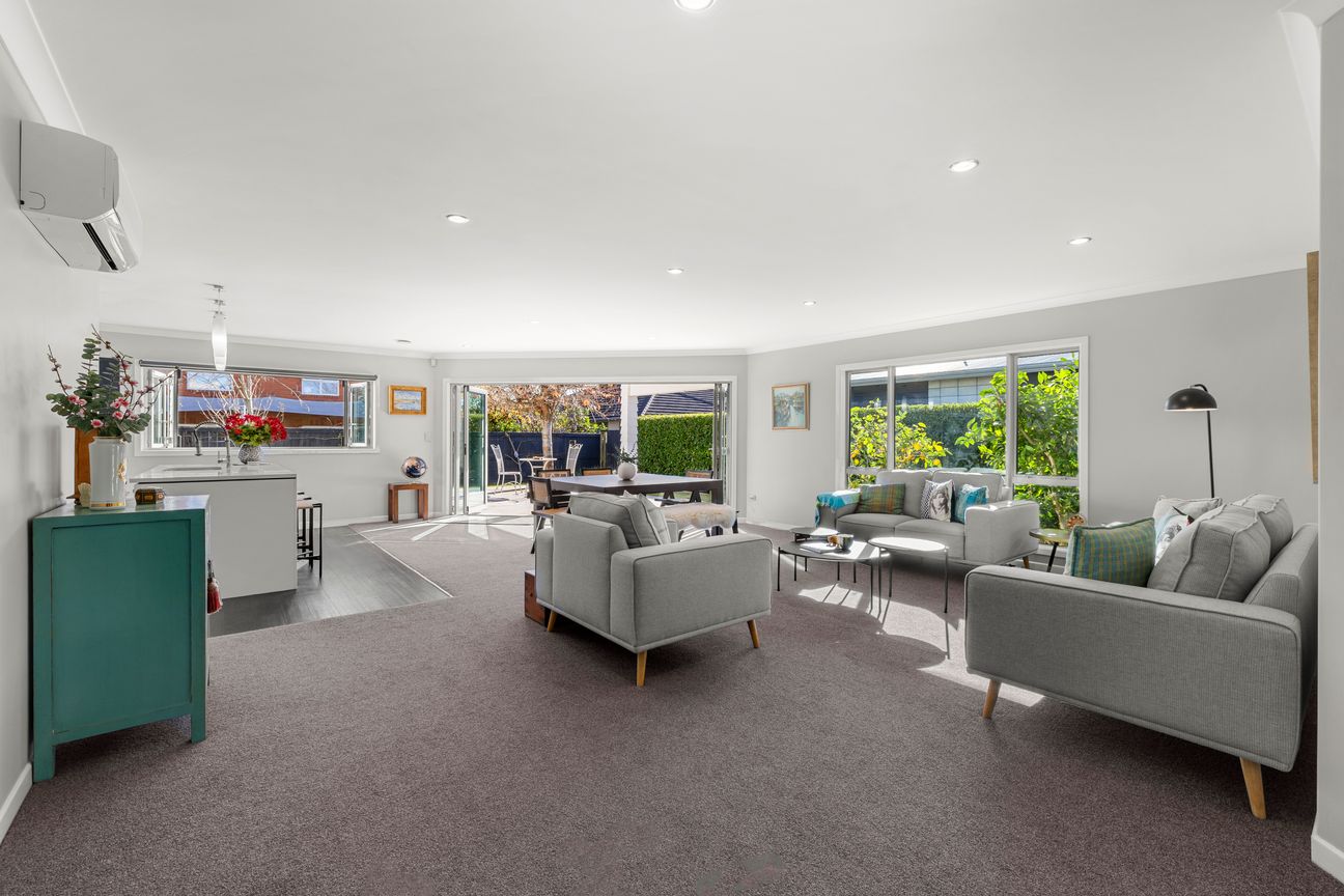 Spacious Family Living in a Sought-After Location - Widok 3