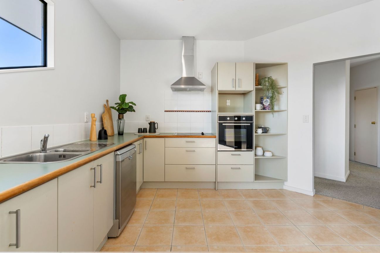 Four-Bedroom Home with Superb Indoor-Outdoor Living - Ansicht 2