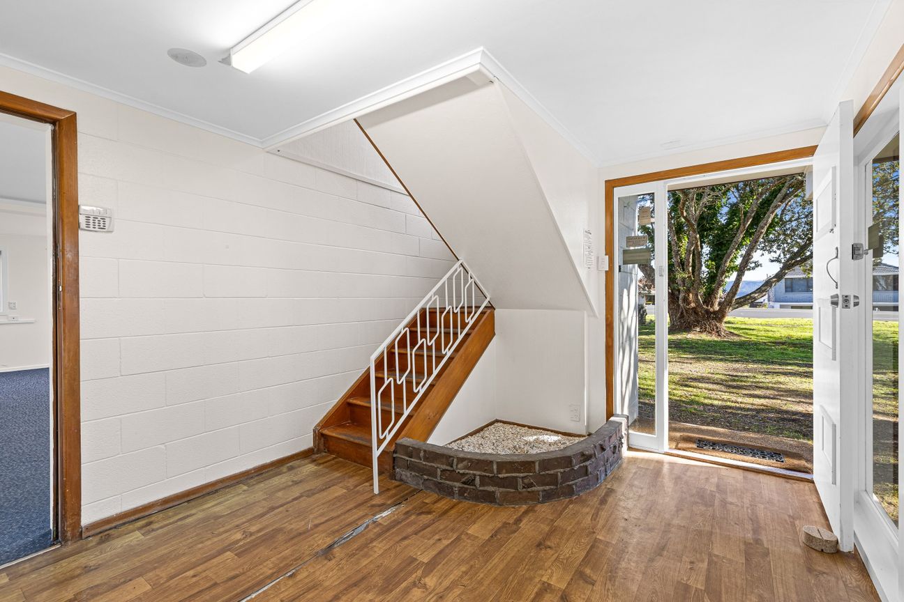 Huge home and land with limitless potential - Vista 4