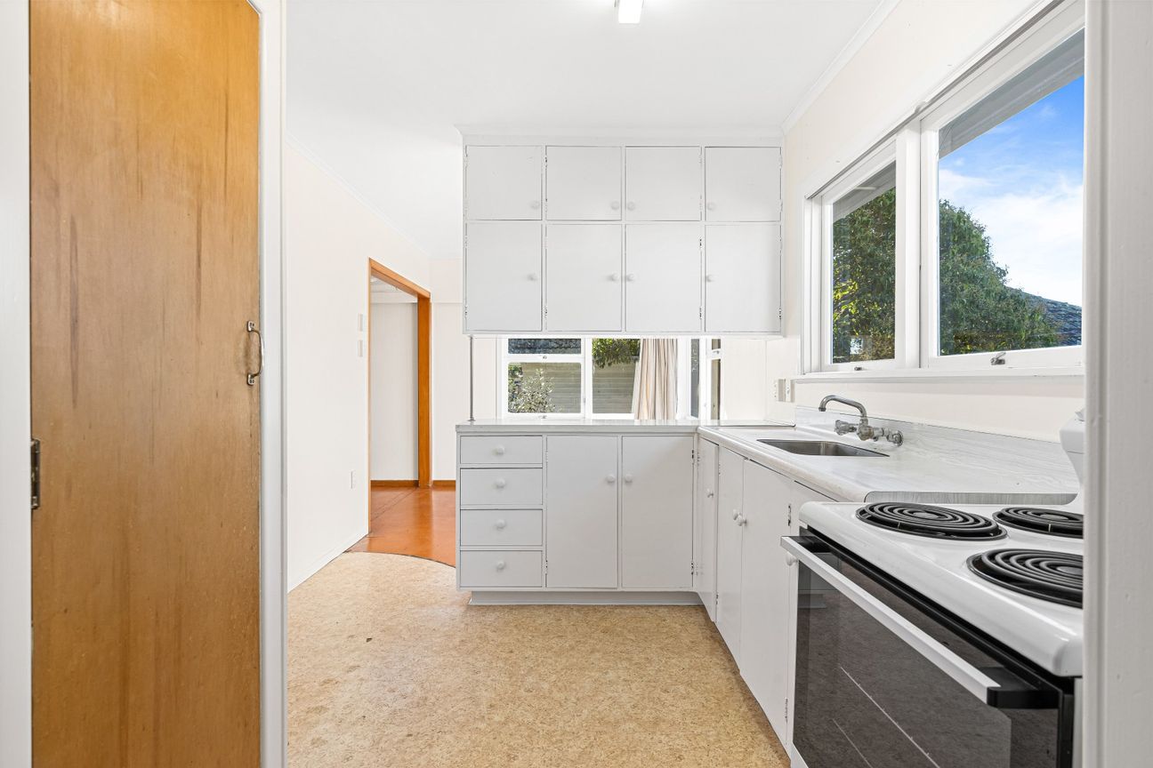 Huge home and land with limitless potential - Vista 5