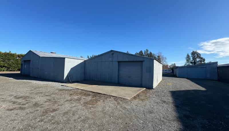 701 Murdoch Road East, Akina
