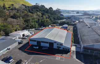 Functional warehouse with container drop