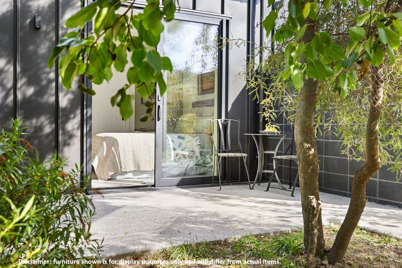CONTEMPORARY LIVING IN A PRIVATE OASIS - Więcej