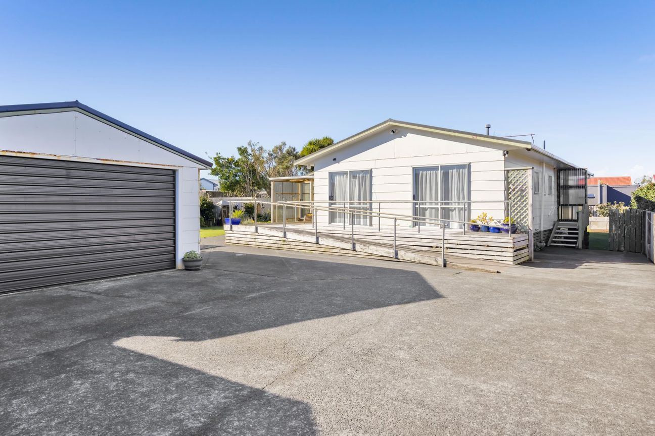SEVEN BEDROOMS, THREE BATHROOMS – pohled 2