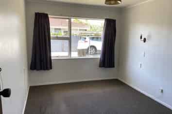 d/718 Pioneer Highway, Awapuni