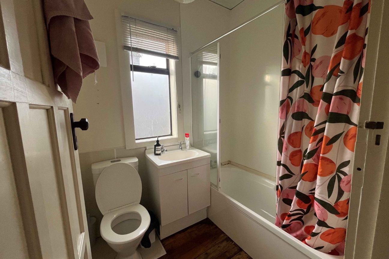 Well presented one bedroom unit. Great location. - Widok 5