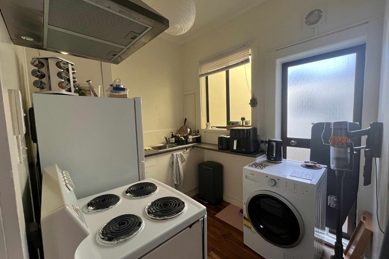 Well presented one bedroom unit. Great location. - Widok 4