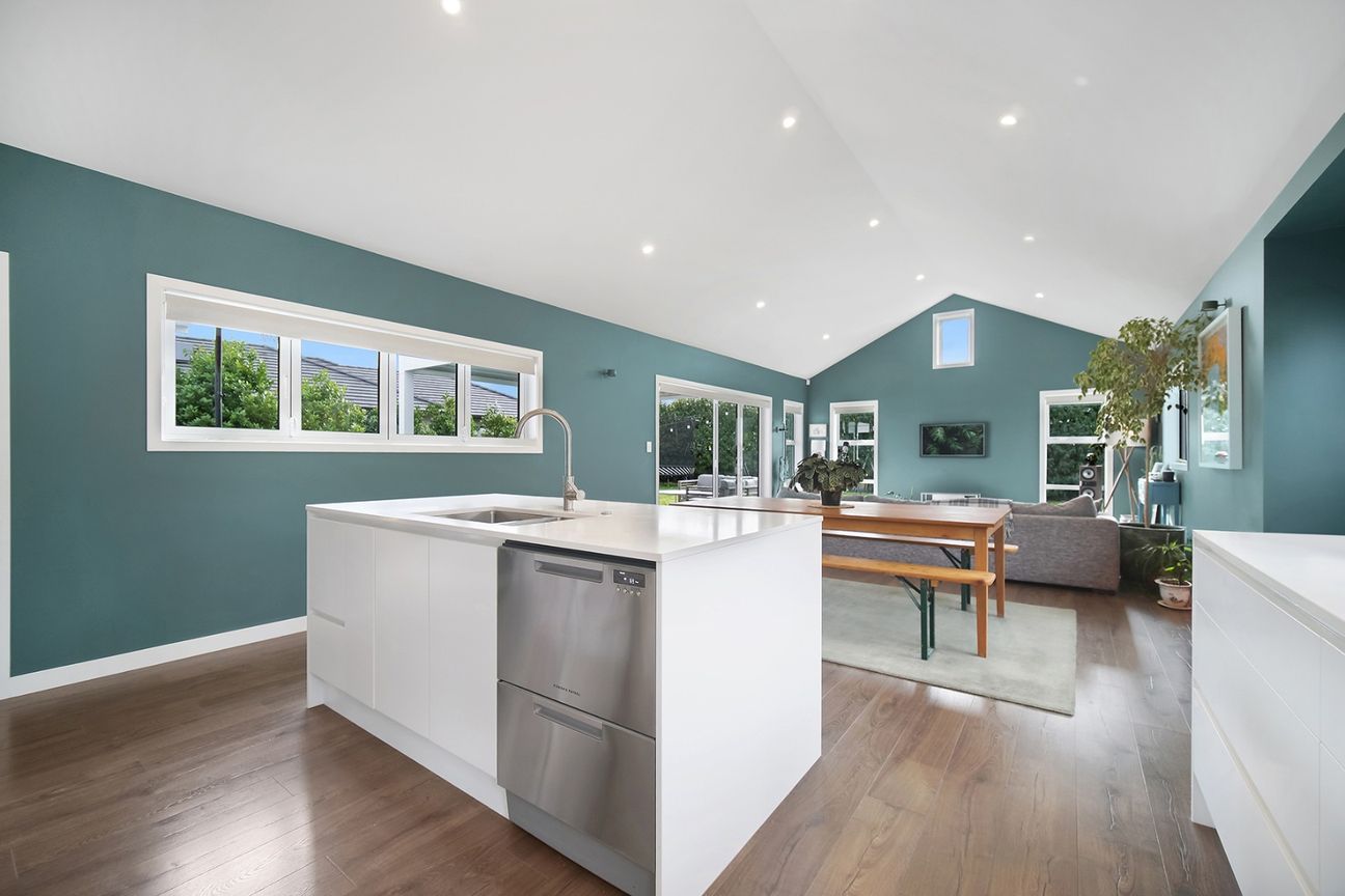 Stunning 4-Bedroom Family Home in Desirable Riverhead - Więcej