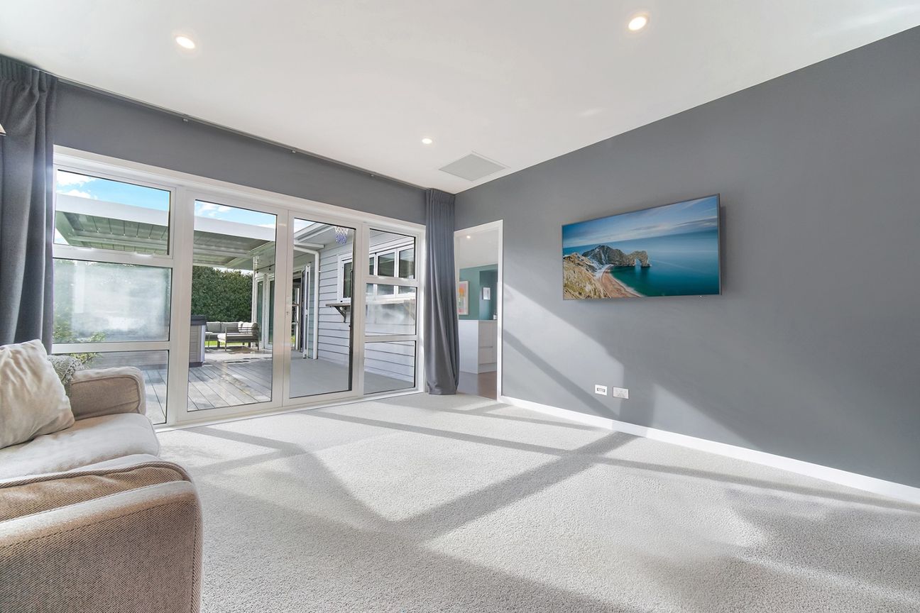 Stunning 4-Bedroom Family Home in Desirable Riverhead - Widok 3