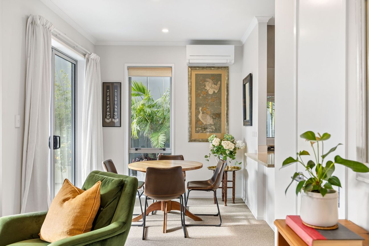 Rare find!  Sunny single level tropical oasis - Ansicht 4