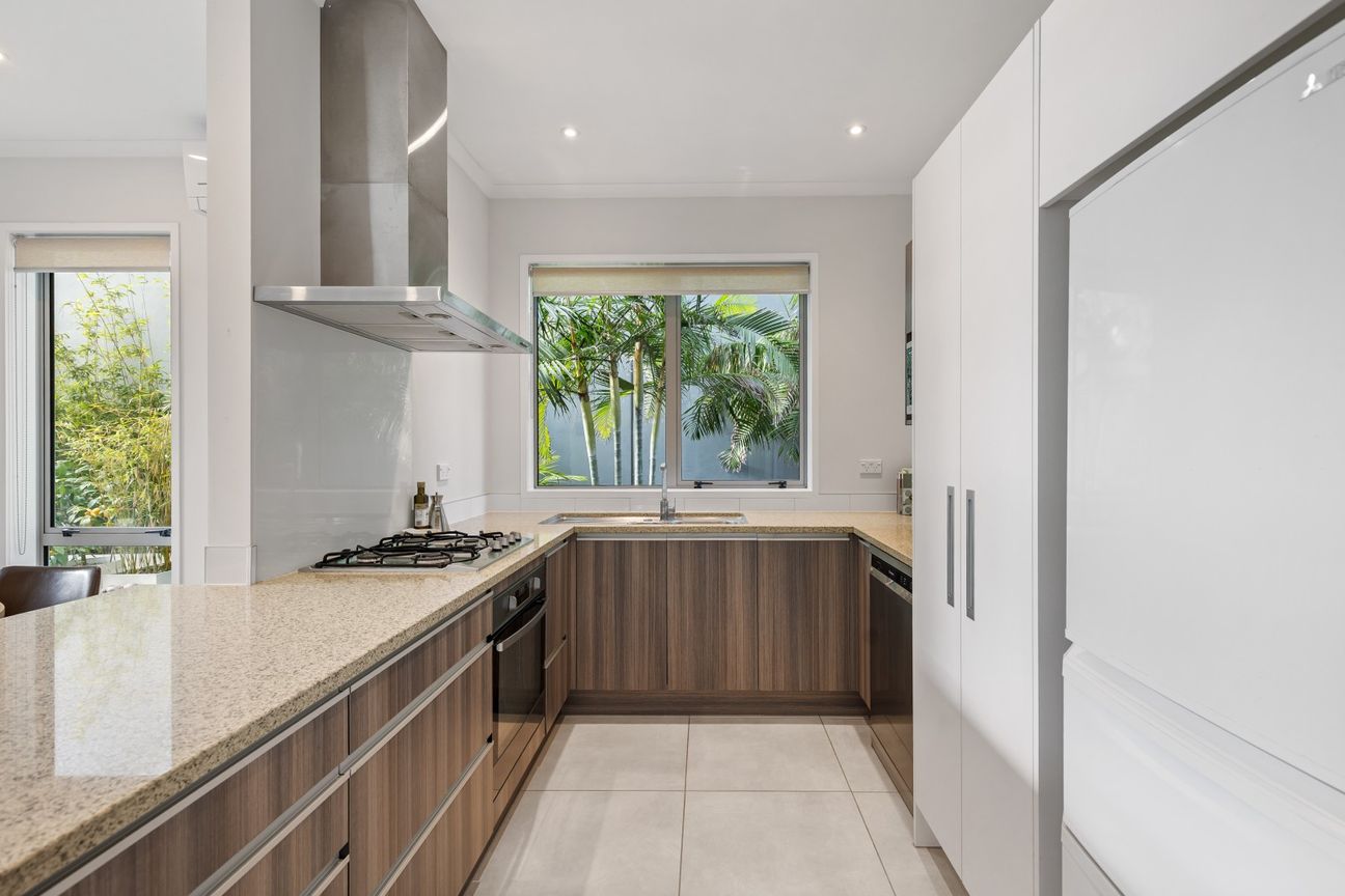 Rare find!  Sunny single level tropical oasis - Ansicht 3