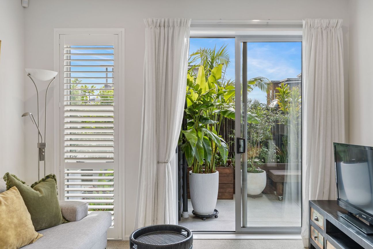 Rare find!  Sunny single level tropical oasis - Ansicht 6