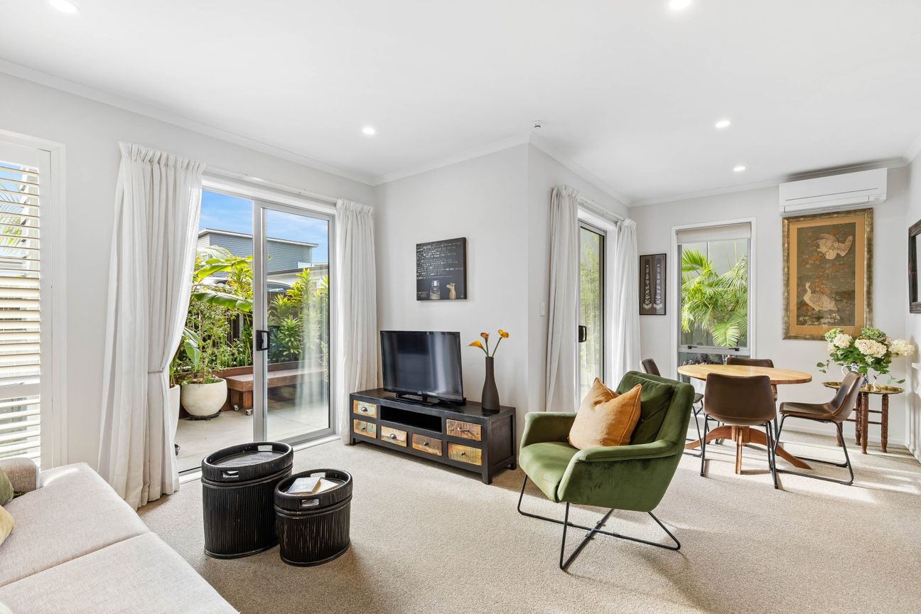 Rare find!  Sunny single level tropical oasis - Ansicht 2