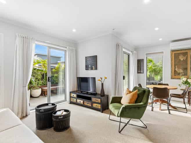 2/110 Hobsonville Point Road, Hobsonville