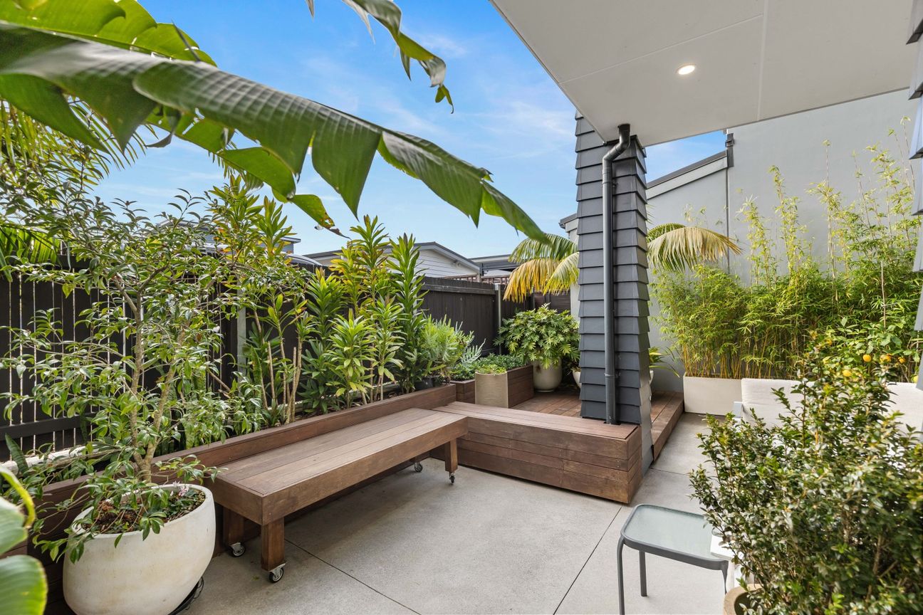 Rare find!  Sunny single level tropical oasis - Ansicht 5