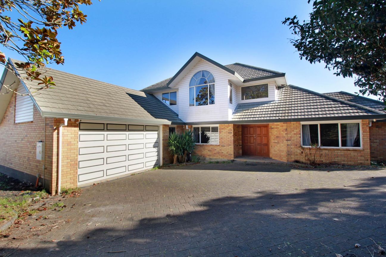 Large home with separate office. - Więcej