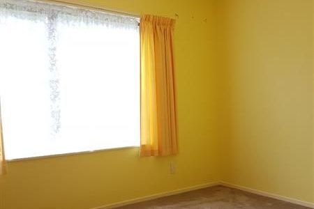 Quiet Family Home on nice Flat Section - Więcej