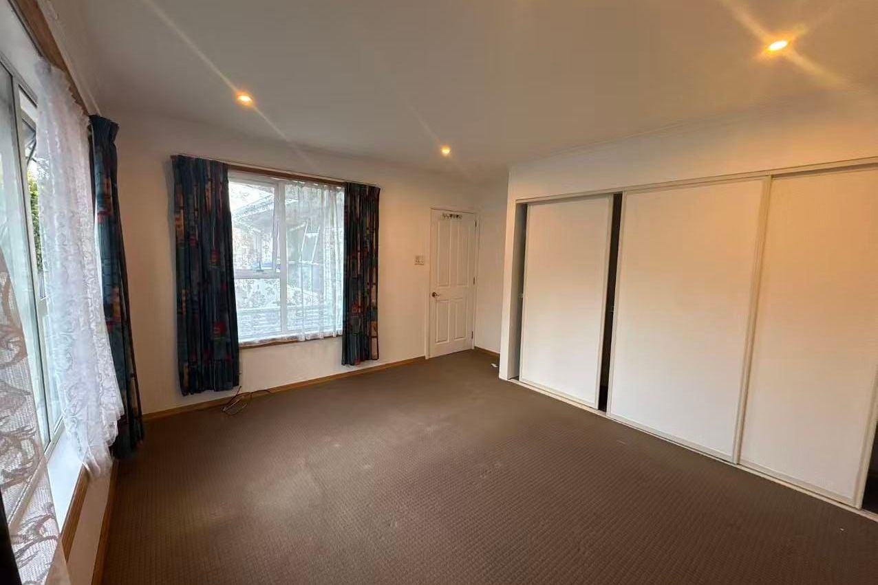 5 bedroom 2 bath house - very close to UC! – další