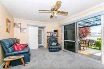 6 Rhonda Avenue, Deanwell