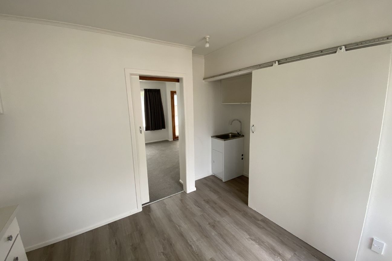 Partly renovated 2 bedroom unit - Widok 3