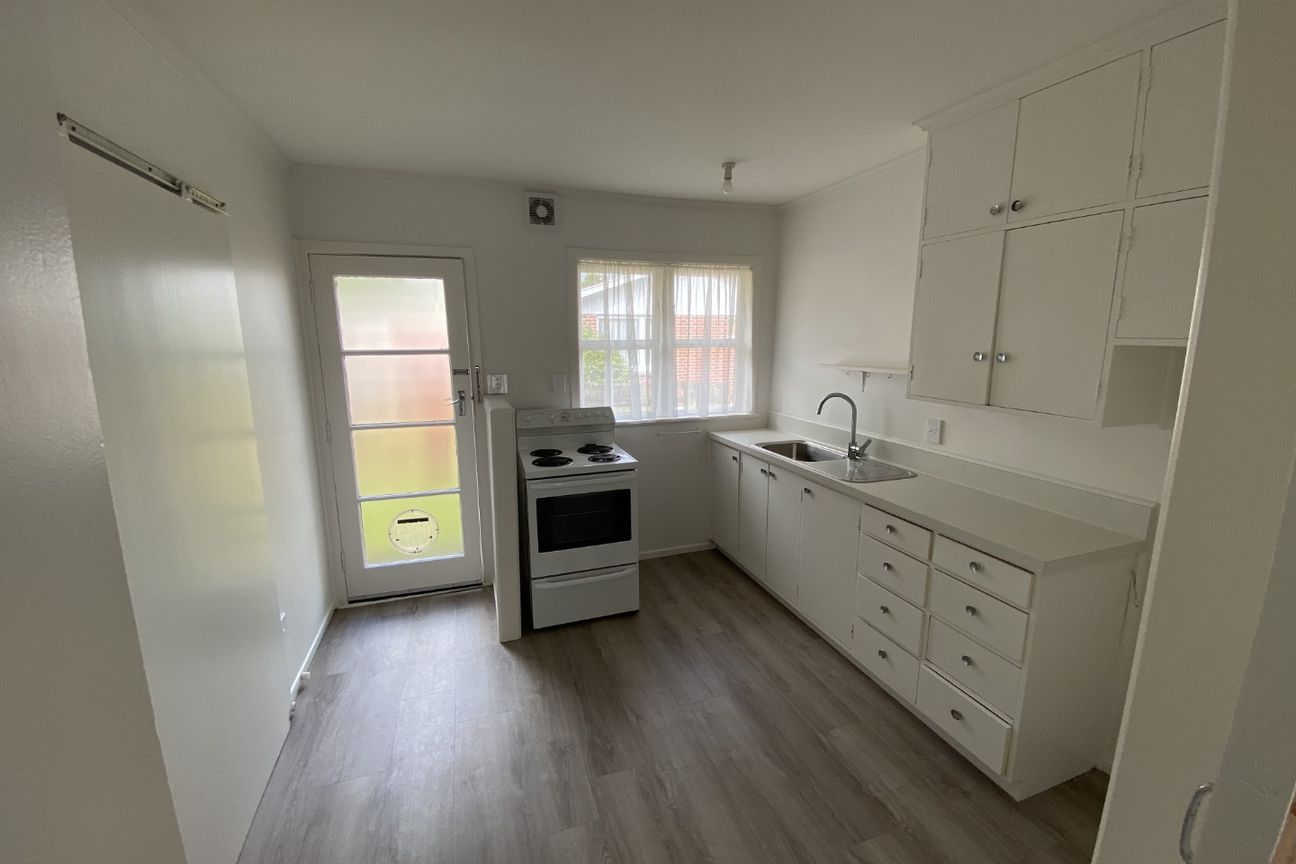Partly renovated 2 bedroom unit - Więcej