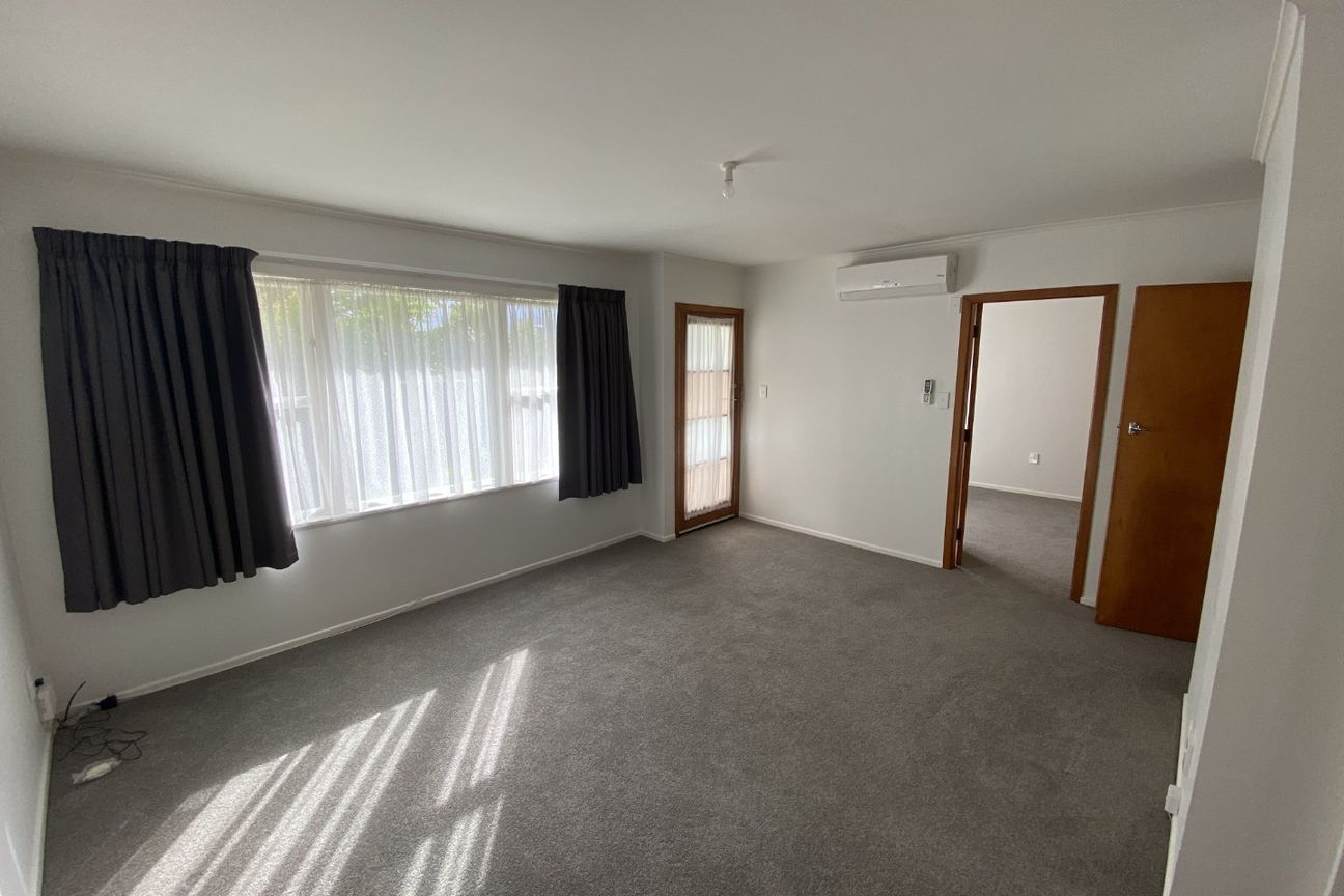 Partly renovated 2 bedroom unit - Widok 4