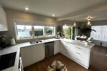 2/2 Maxwelton Drive, Mairangi Bay
