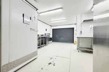 Food Grade Warehouse with Retail | 79 m2