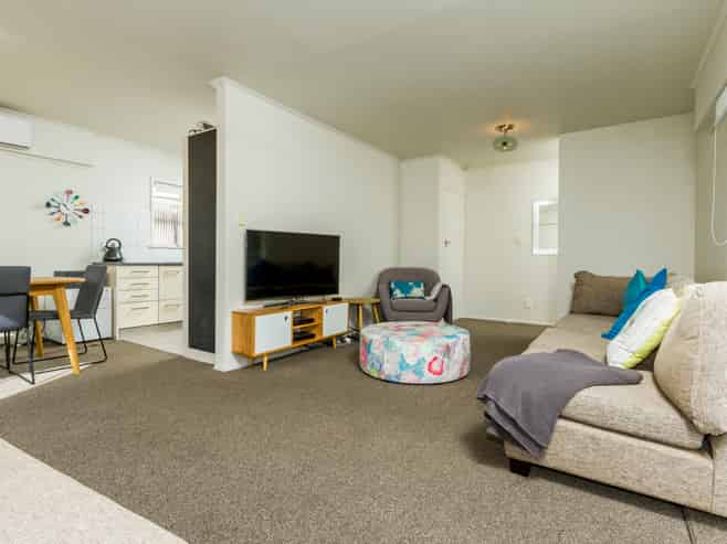 26 Lauderdale Road, Birkdale