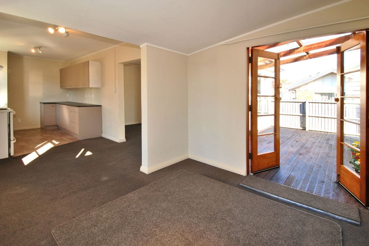 6 Bedroom, 2 bathroom hoome,  with a secure double garage - Ansicht 5