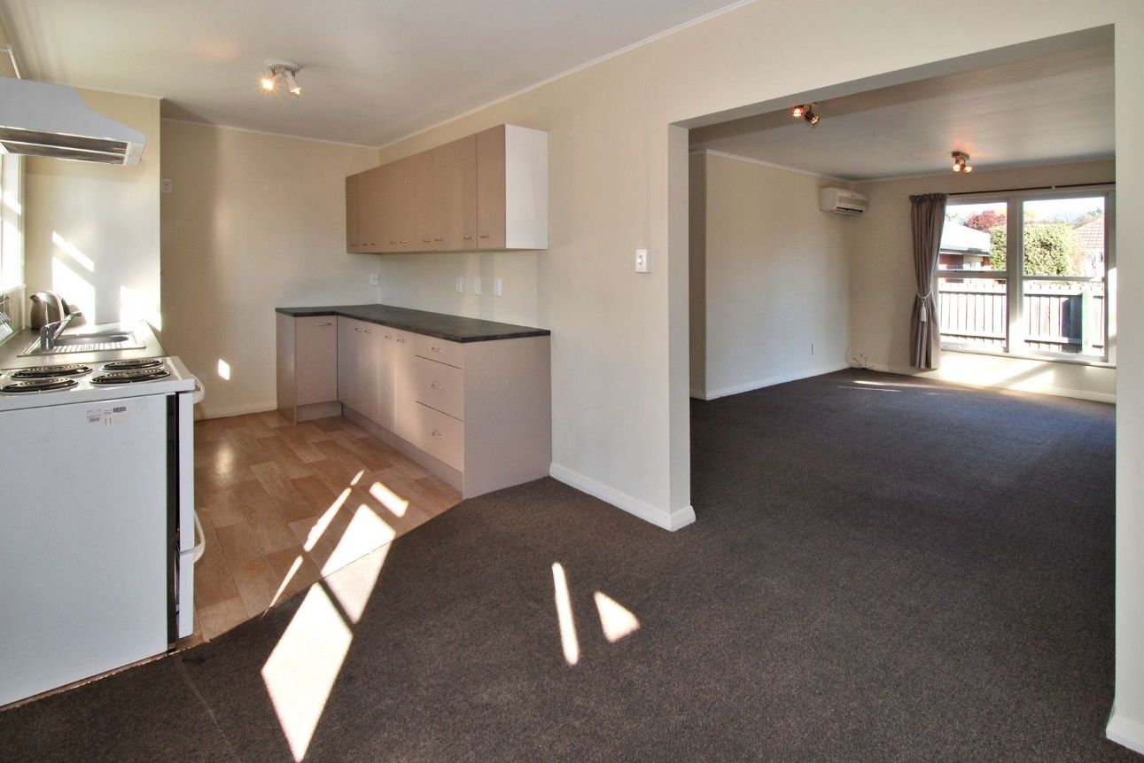 6 Bedroom, 2 bathroom hoome,  with a secure double garage - Ansicht 4