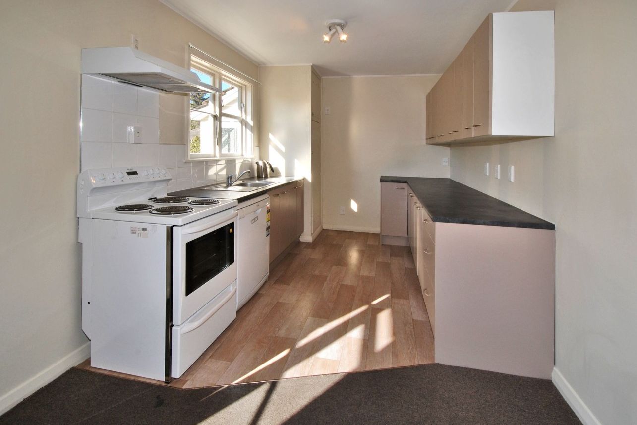 6 Bedroom, 2 bathroom hoome,  with a secure double garage - Ansicht 2