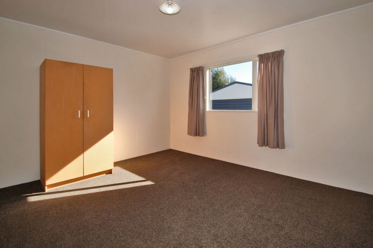 6 Bedroom, 2 bathroom hoome,  with a secure double garage - Ansicht 3