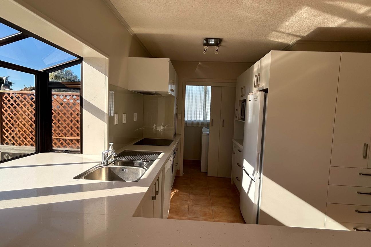 Spacious Family Home with Self-Contained Unit ... - Vista 4