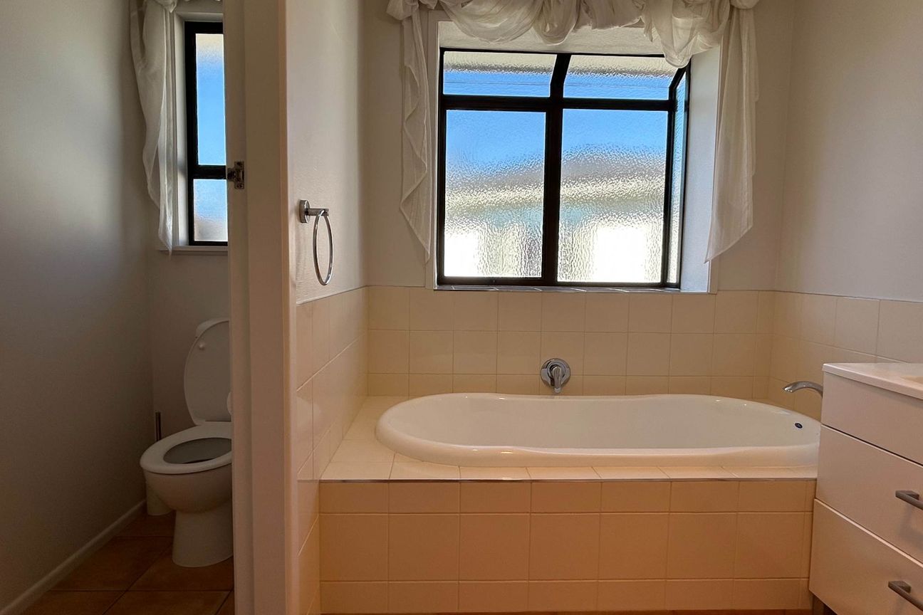 Spacious Family Home with Self-Contained Unit ... - Altro
