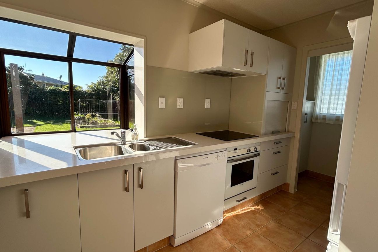 Spacious Family Home with Self-Contained Unit ... - Vista 3