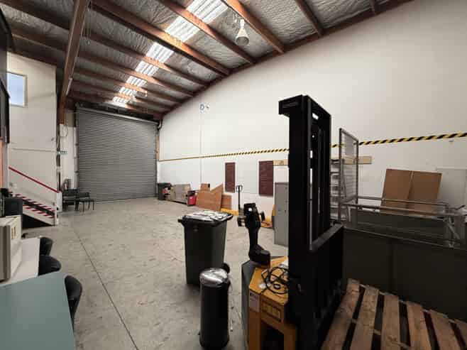 Versatile warehouse, office and showroom