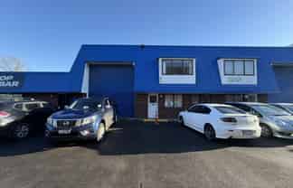 Versatile warehouse, office and showroom