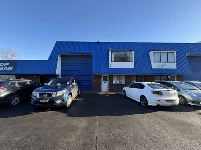 Versatile warehouse, office and showroom