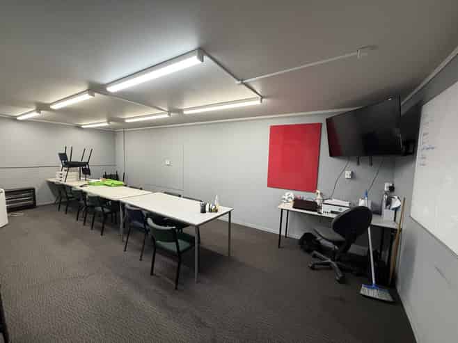 Versatile warehouse, office and showroom