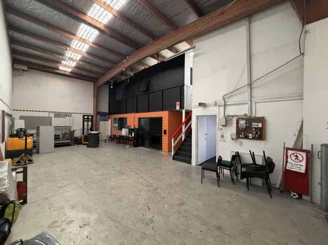 Versatile warehouse, office and showroom