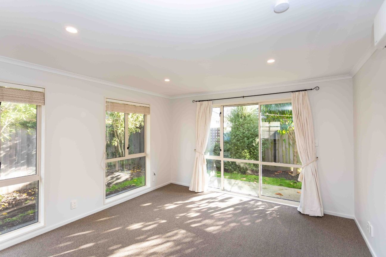 Lovely Standalone Townhouse with Garage in Riccarton! – pohled 2
